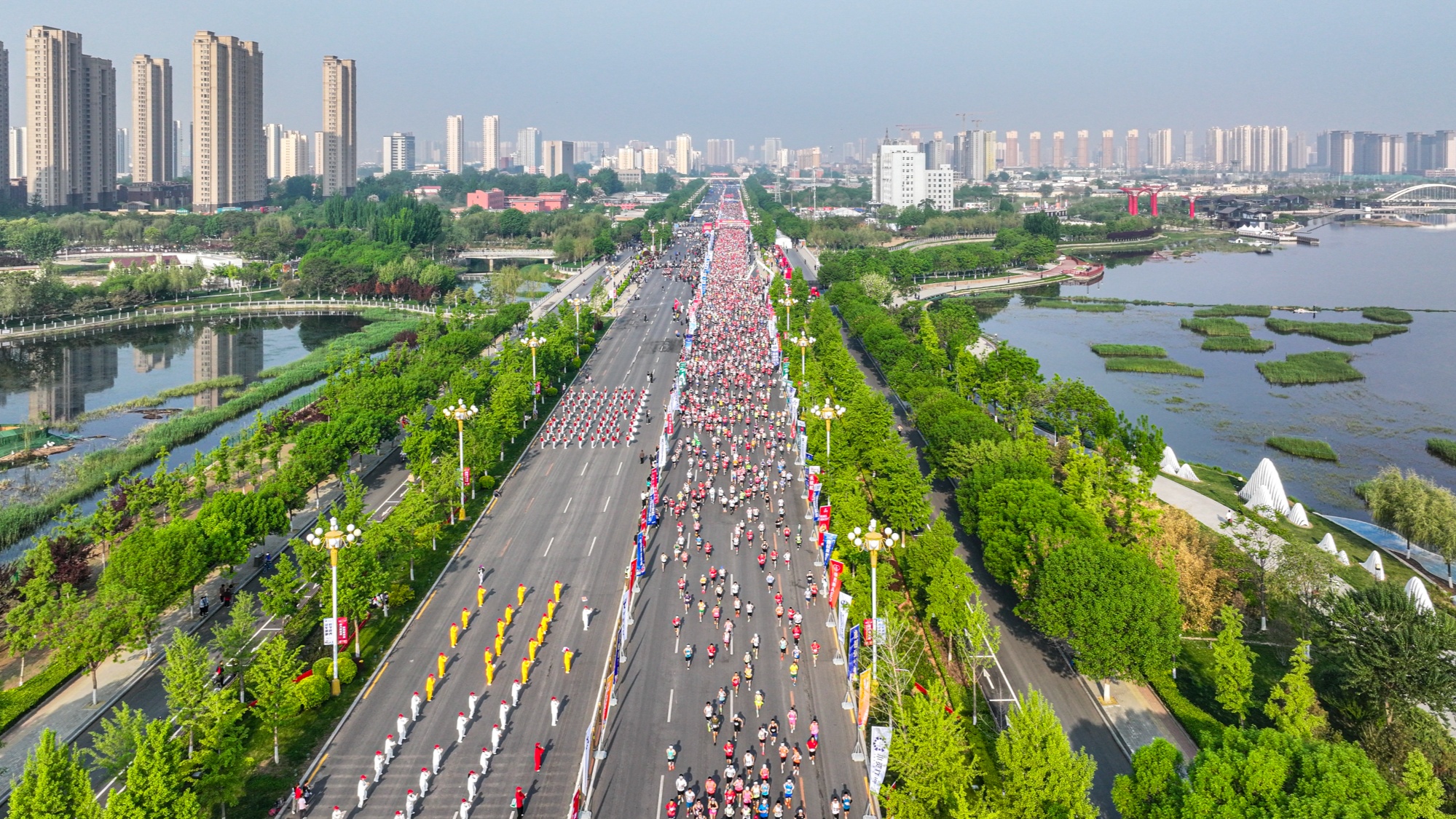 大明湖与华山湖通航在即：中泺河跨河桥主体完成吊装城市水系联通助力发展！