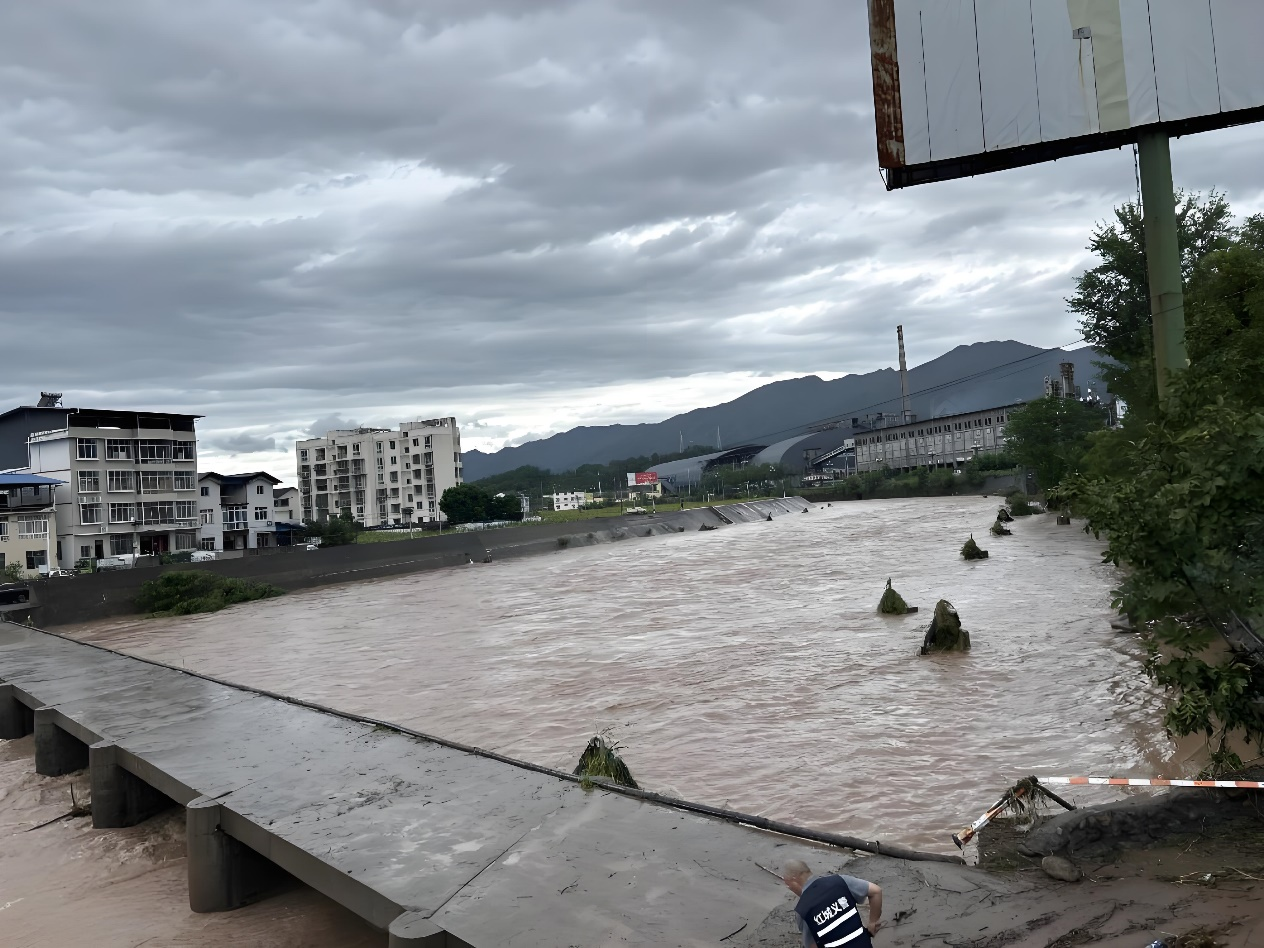 十大队六零四公司开展广元市2025年山洪灾害专业化隐患排查(图1)