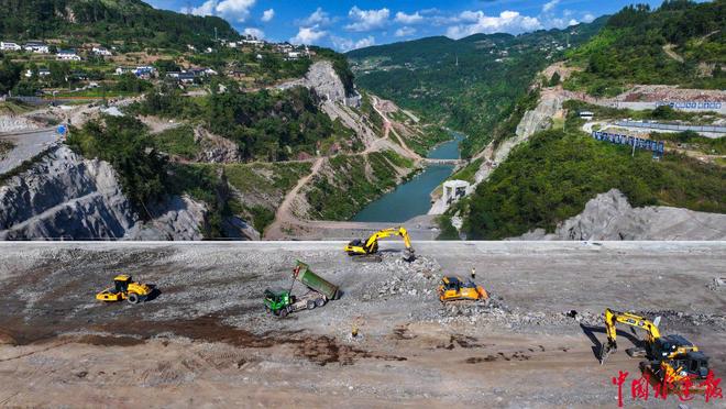 重庆市藻渡水库大坝填筑完成 构筑渝黔防洪新屏障(图1)