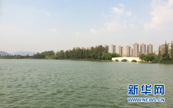 新建区委书记调研前湖水系治理工作