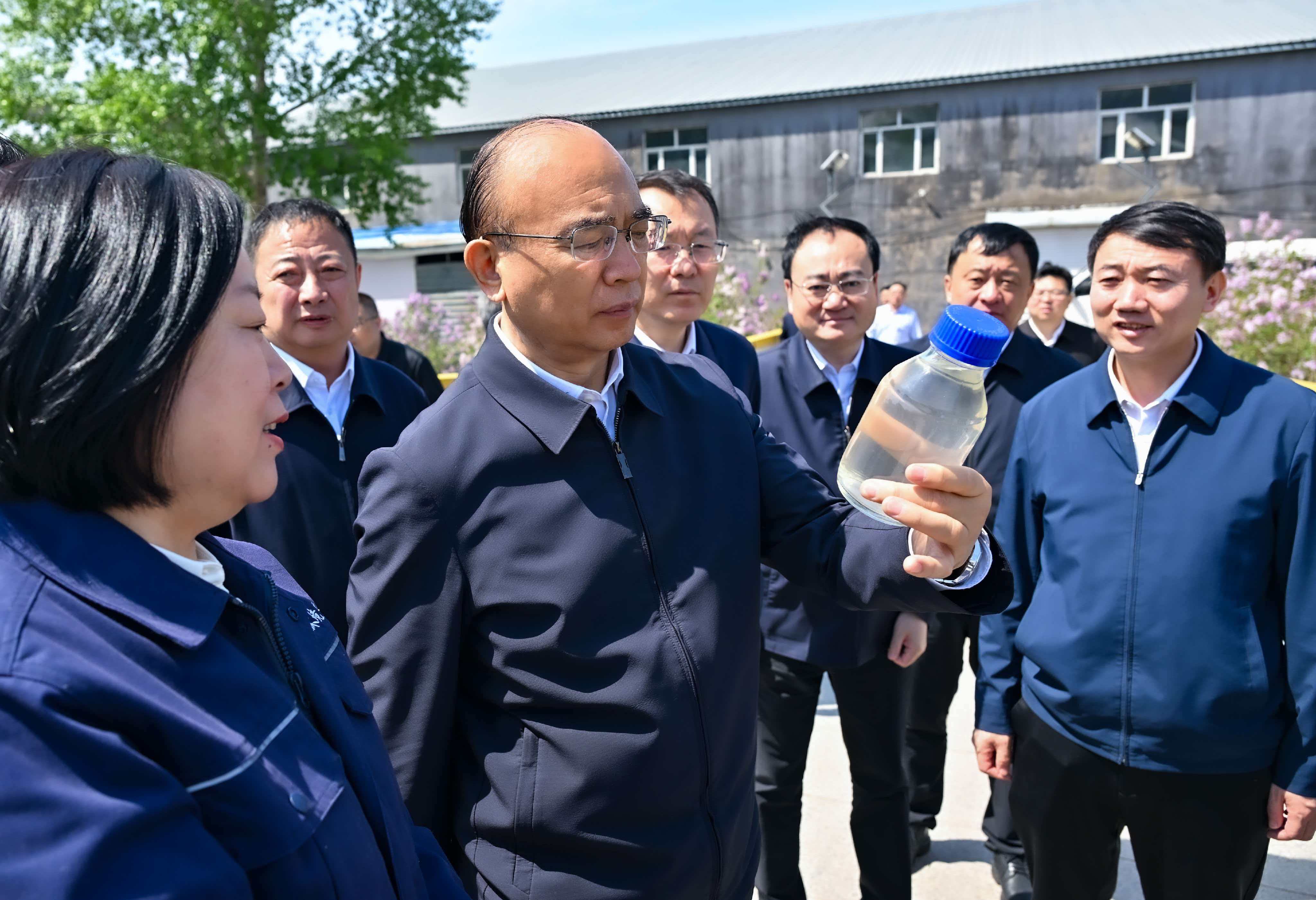 许勤到哈尔滨市调研生态环境保护并督导检查水体治理工作(图1)