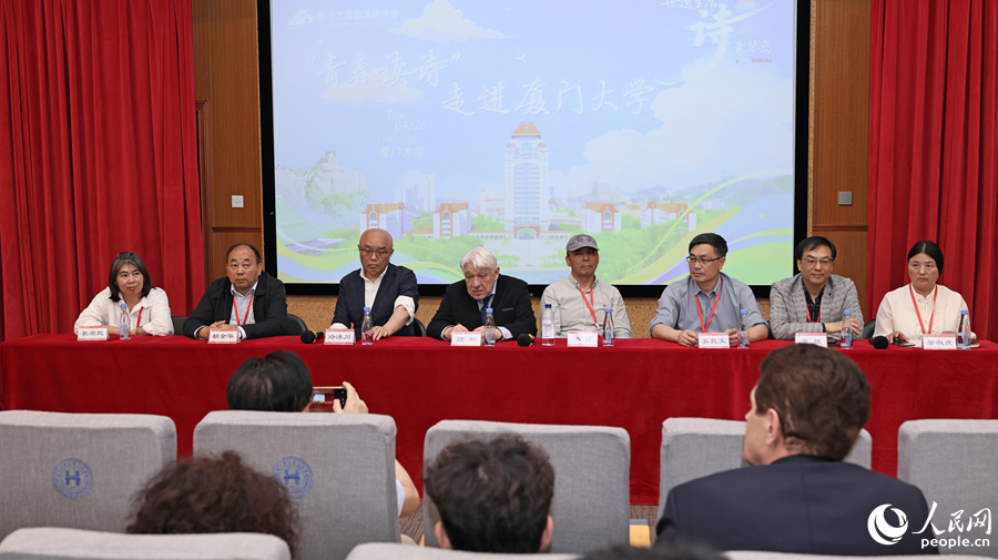青春如何“长”出诗？八位跨界诗人与厦大学子对话(图1)