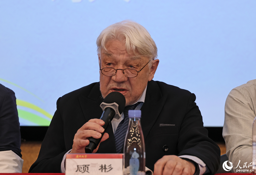青春如何“长”出诗？八位跨界诗人与厦大学子对话(图2)