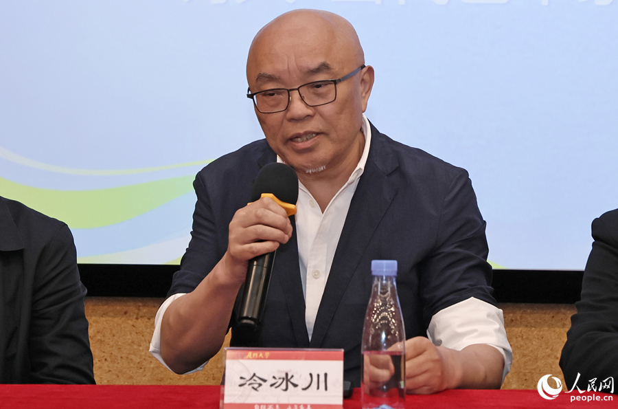 青春如何“长”出诗？八位跨界诗人与厦大学子对话(图8)